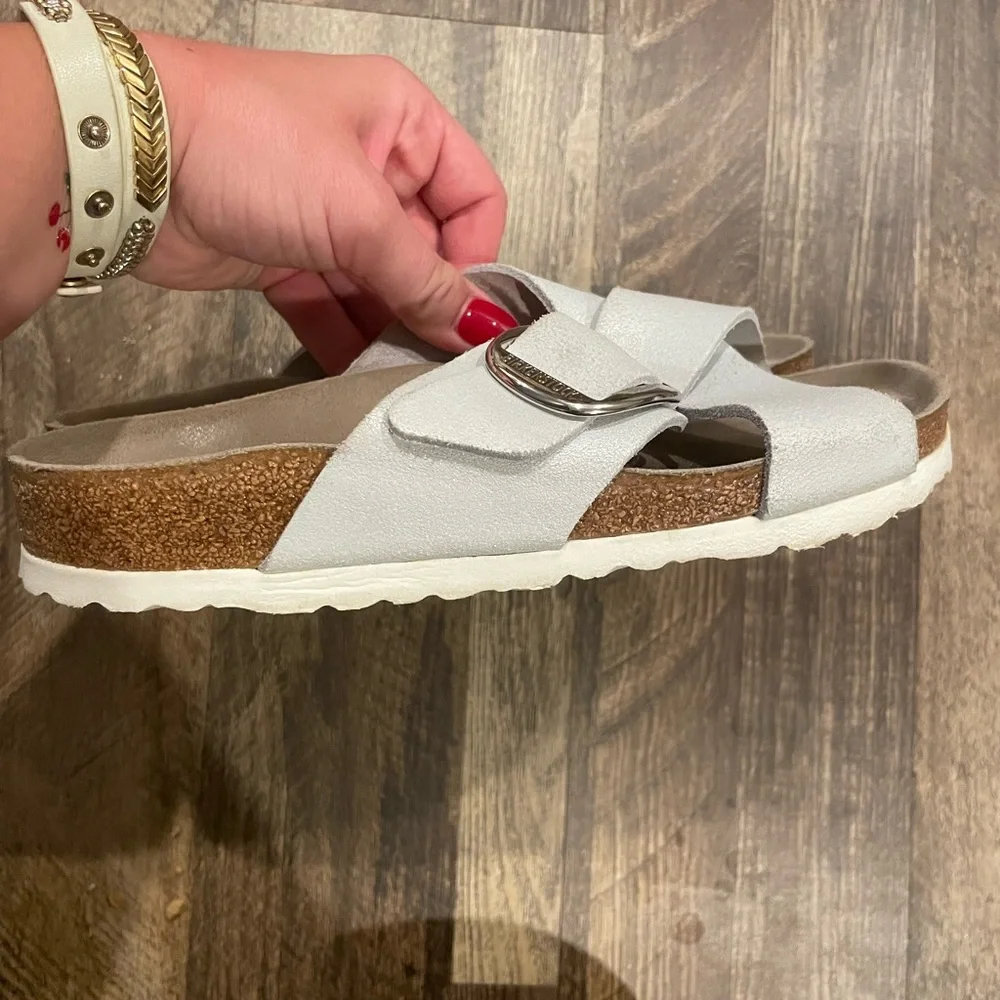 Birkenstock White Silver Sandals Comfortable Footbed Stylish Design - Picture 4 of 5